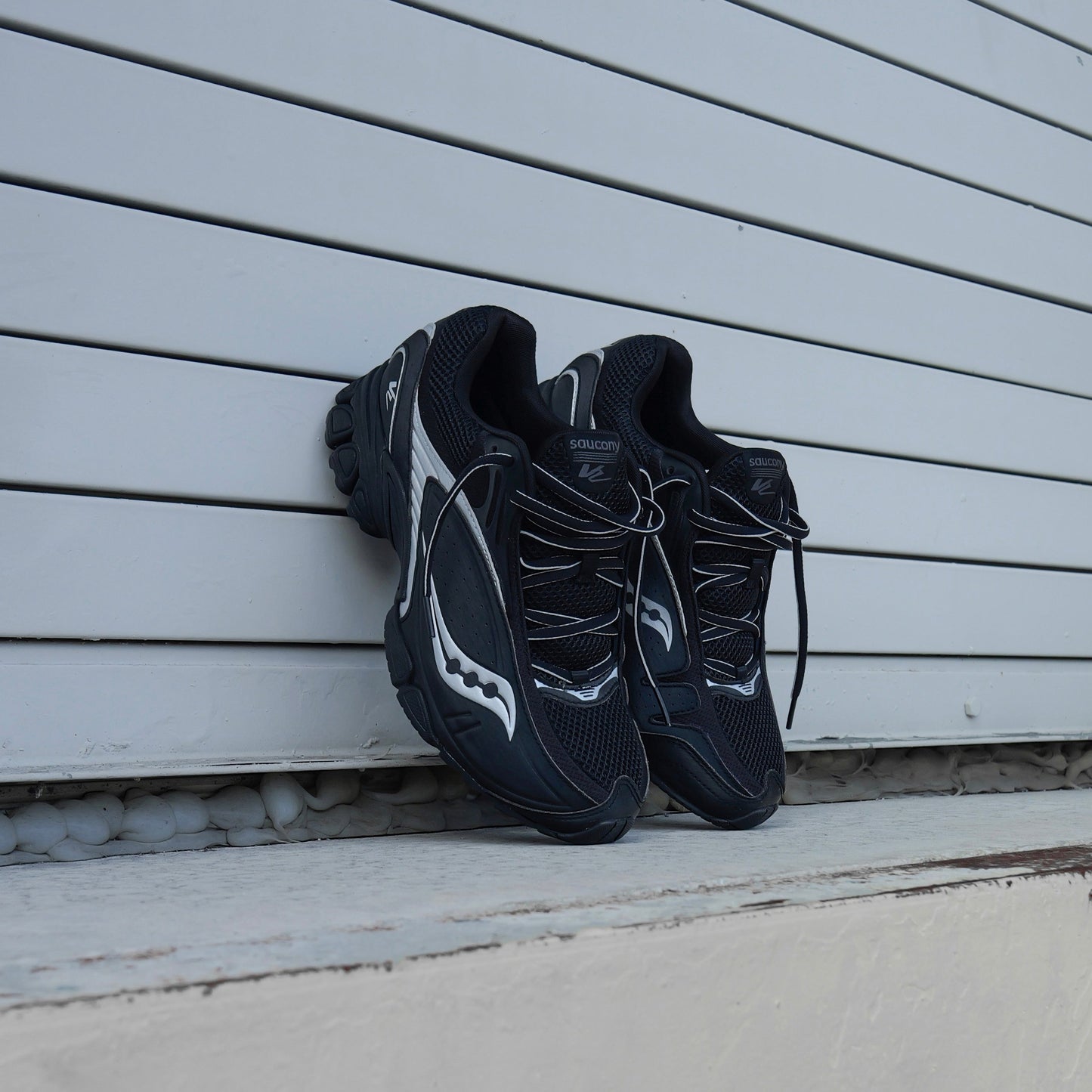 Mens Saucony ProGrid V2 (Black/Silver)