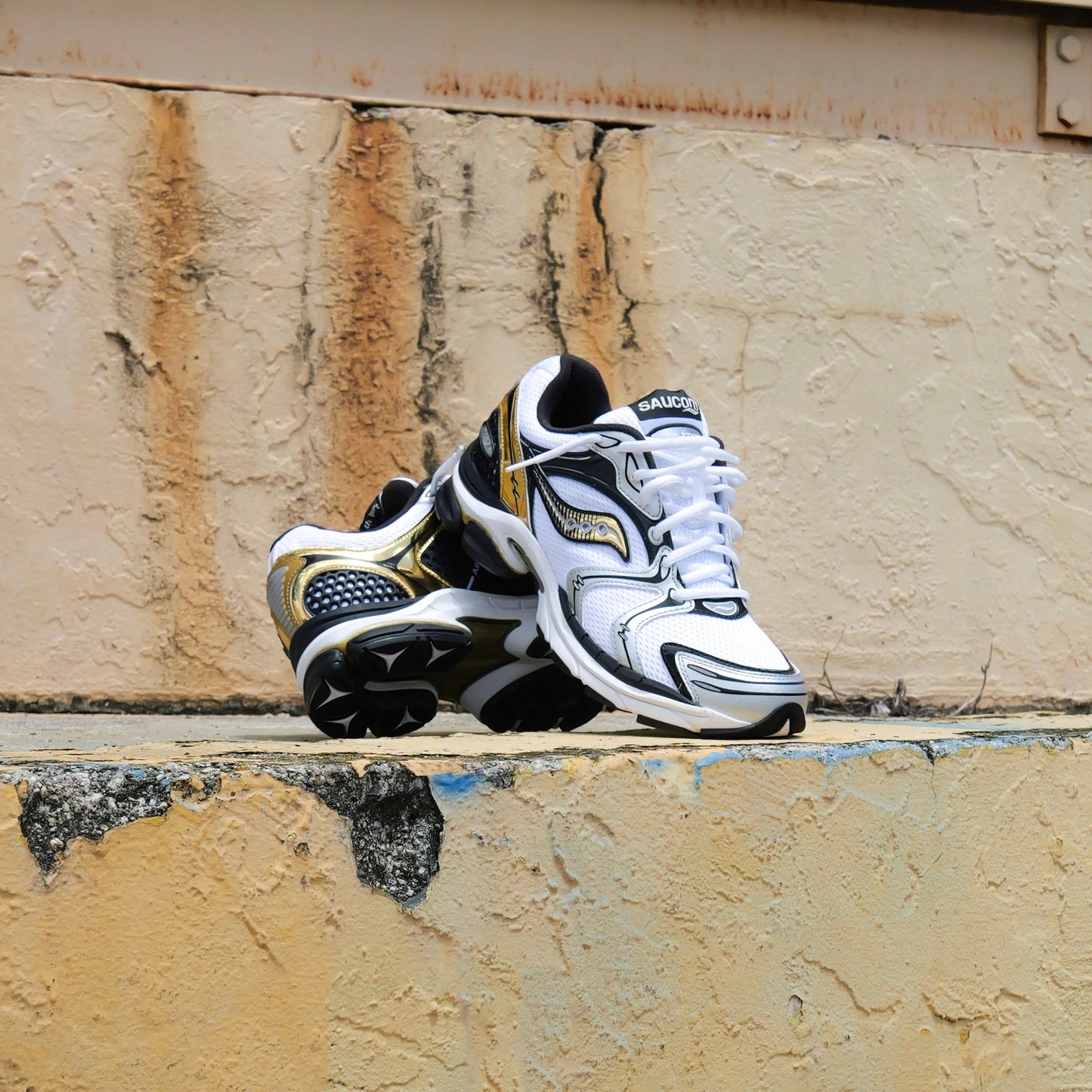 Mens Saucony ProGrid Triumph 4  (Gold/Chrome)